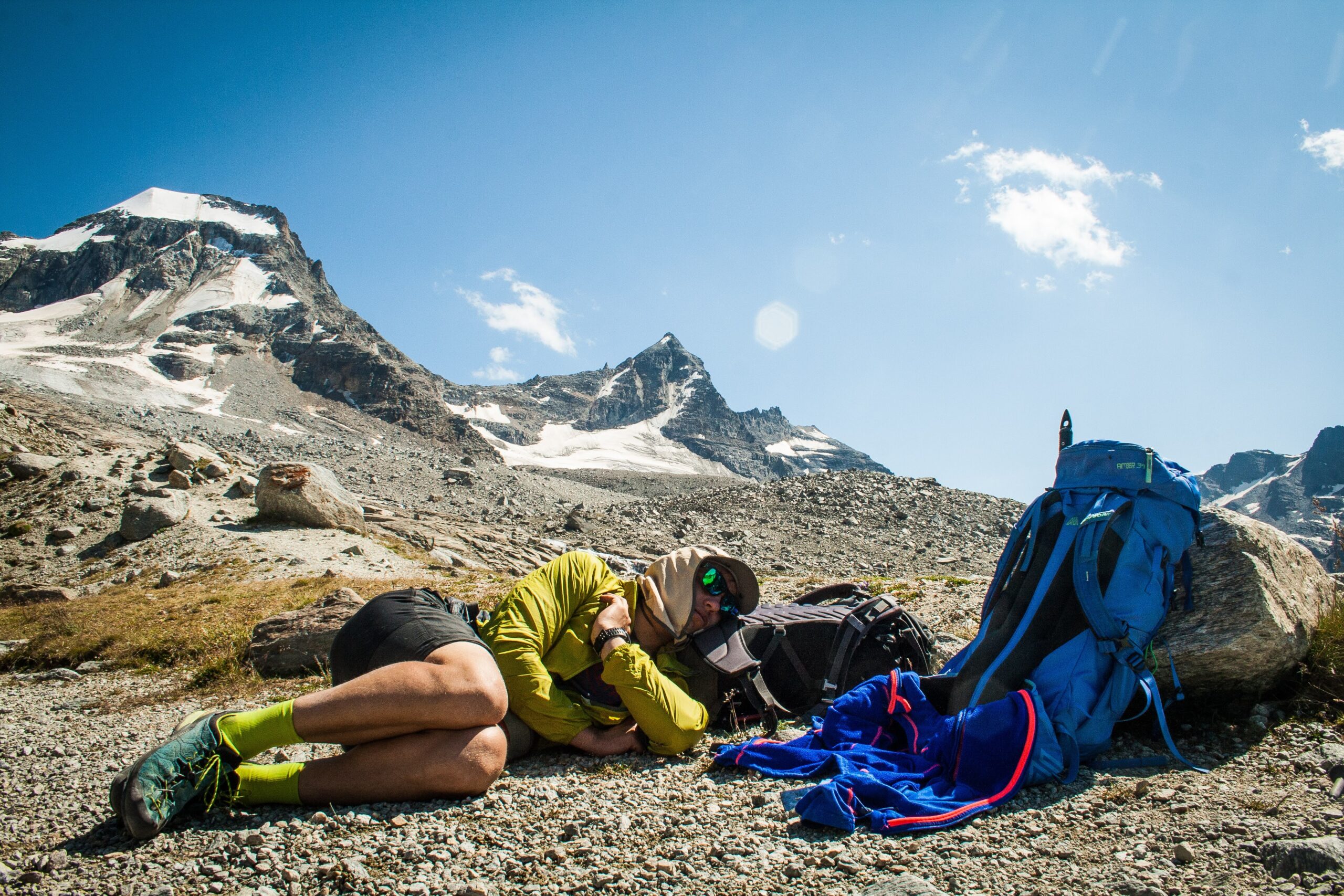 Odpoczynek z lekkimi objawami choroby wysokościowej w okolicy Gran Paradiso